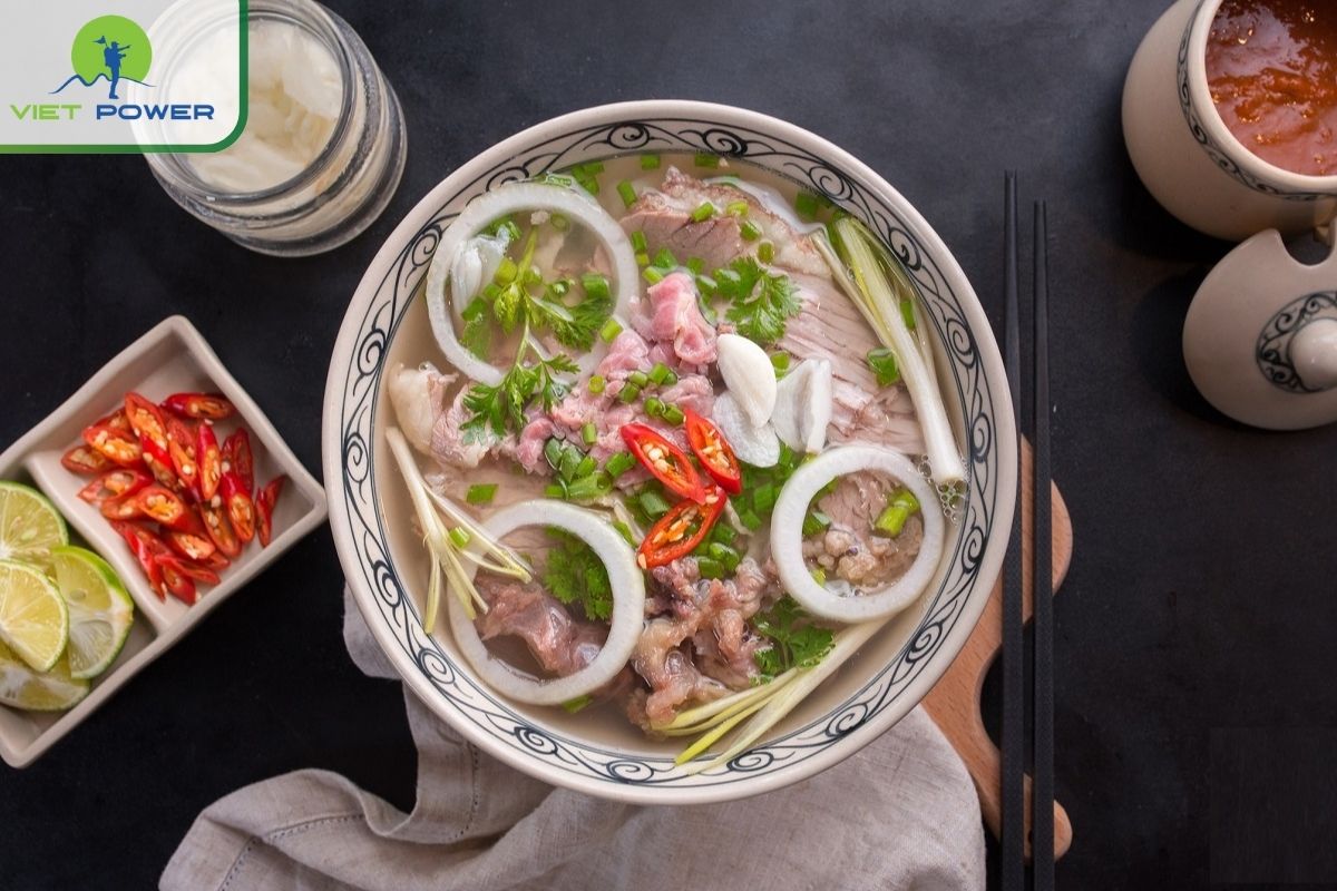 Discover Pho Hanoi culture: Pho Ganh.