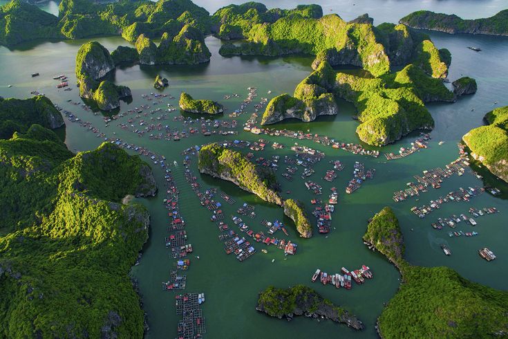 Reaching outt popular tourist destinations in Viet Nam