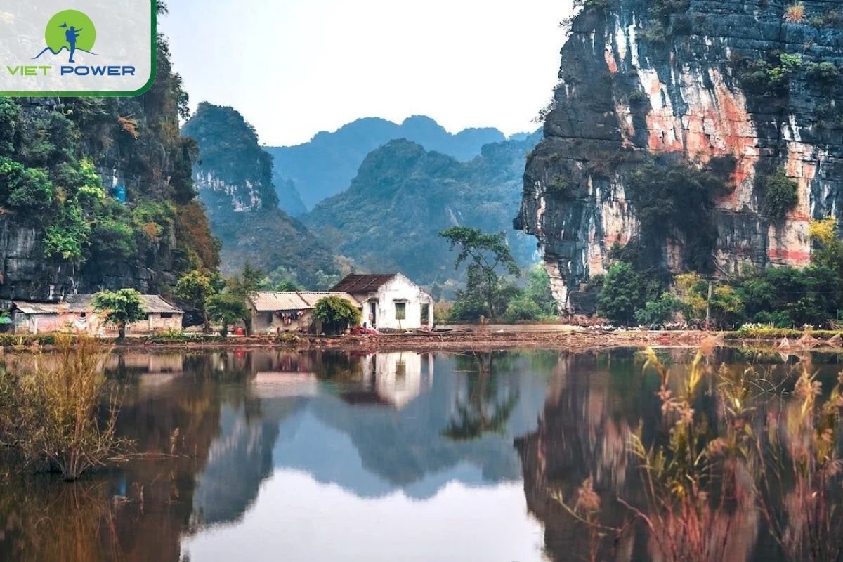 Reasons to Hire a Local Tour Guide in Vietnam: Insider Knowledge and Hidden Gems.