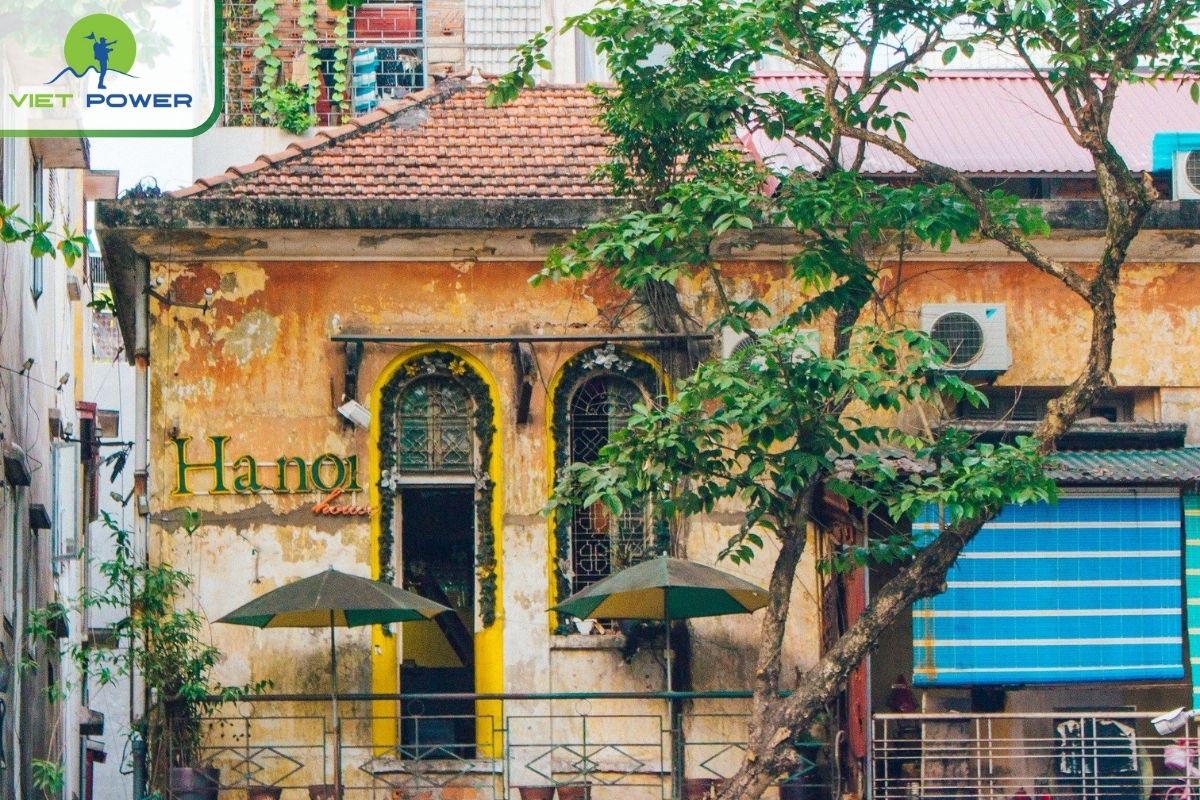 Top 5-Star Hotels in Hanoi Old Quarter for Honeymooners: Explore Hidden Cafés and Art Galleries.