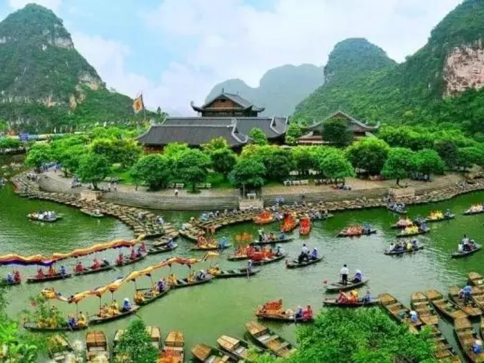 Amazing Hoa Lu – Tam Coc full-day tour