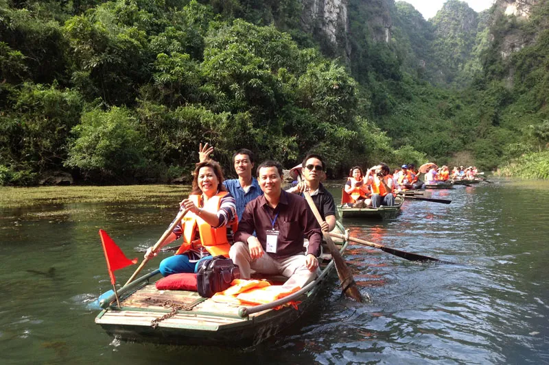 One day trip to explore Perfume Pagoda